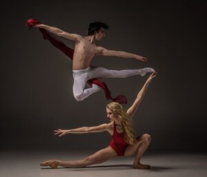 Two dancers in mid-motion, demonstrating dynamic and graceful movements that symbolize the influence of rhythmic oscillations on the autonomic nervous system.